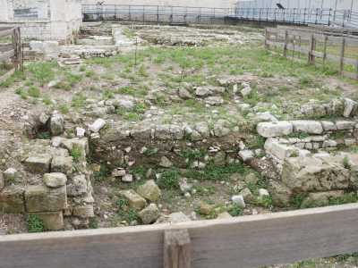 Davanti al prospetto del tempio si sviluppa poi un�enorme area cimiteriale che fu sfruttata anche dai frati francescani, che nel 1436 fondarono in questo punto un convento maschile che rimase attivo sino alla met� dell�800